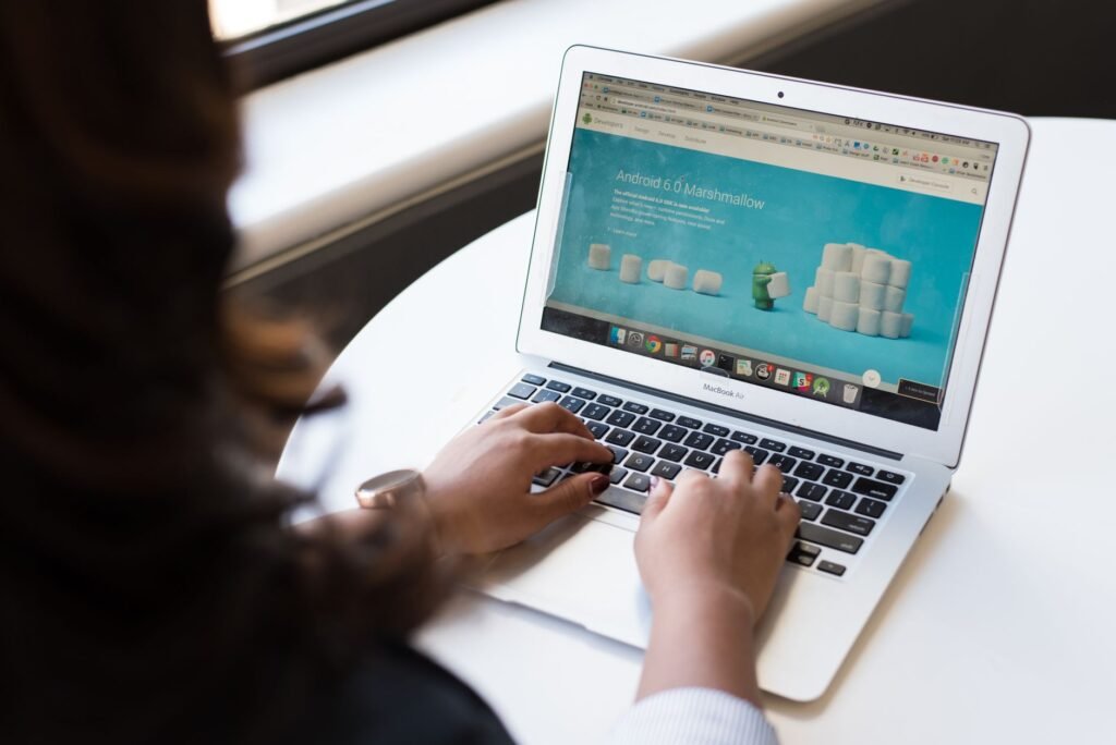 12 ejemplos de landing pages que convierten (2026)